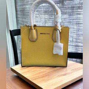 Michael Kors Mercer Medium Pebble Leather Messenger Crossbody Bag - Daffodil